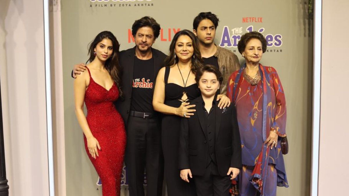 shah-rukh-khan-and-family-arrive-for-suhana-khans-the-archies-premiere-watch